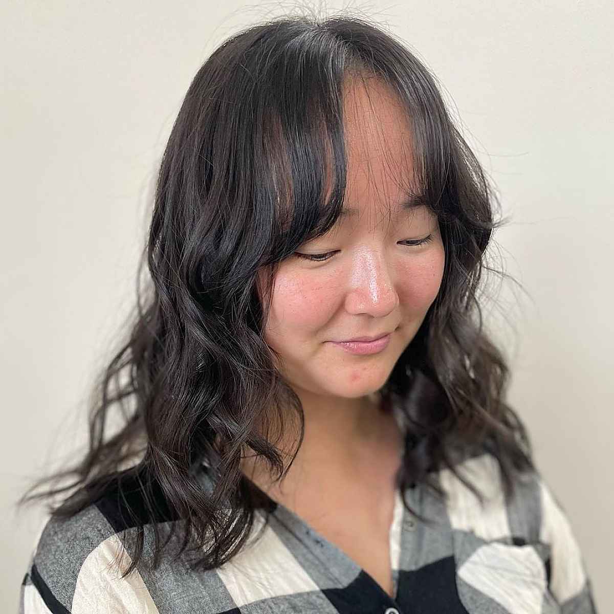 Franges de rideaux et cheveux ondulés :29 idées de coiffure et conseils d experts