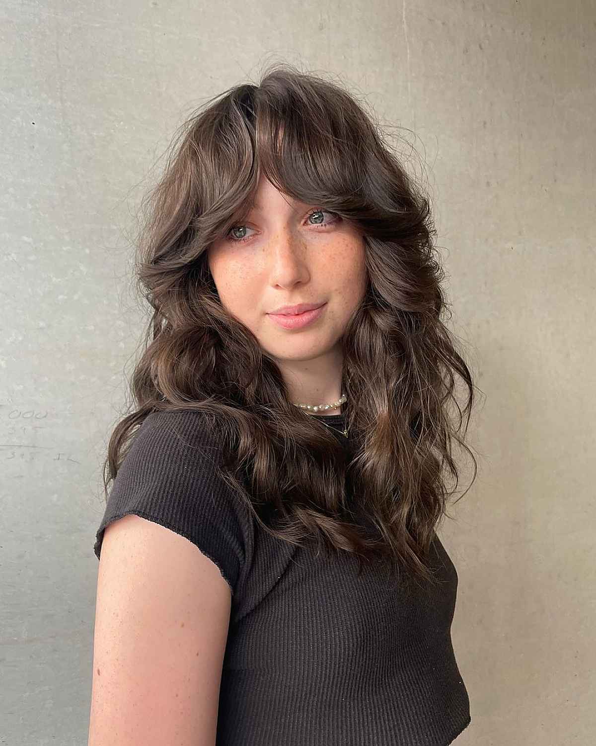 Franges de rideaux et cheveux ondulés :29 idées de coiffure et conseils d experts