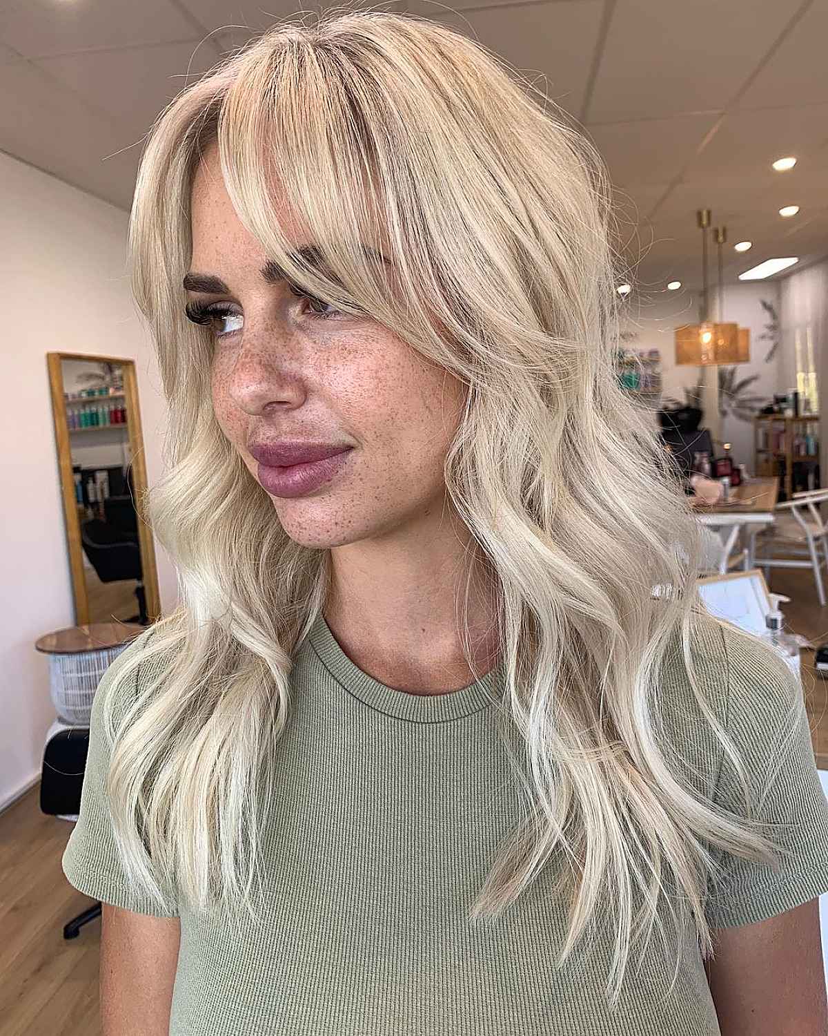 Franges de rideaux et cheveux ondulés :29 idées de coiffure et conseils d experts
