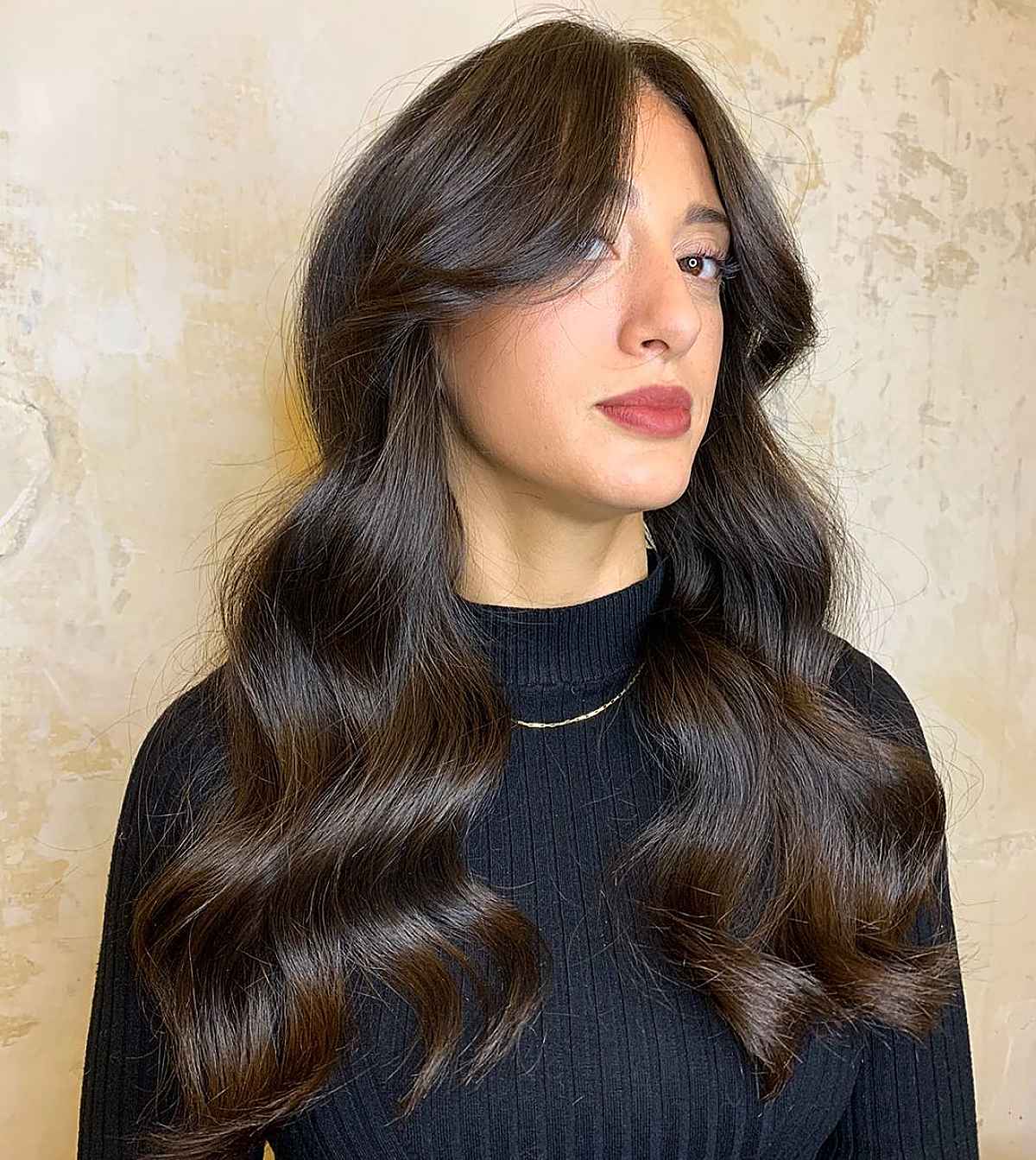 Franges de rideaux et cheveux ondulés :29 idées de coiffure et conseils d experts