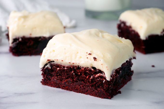 Fudgy Red Velvet Brownies mit Frischkäse-Zuckerguss:Einfaches Rezept 
