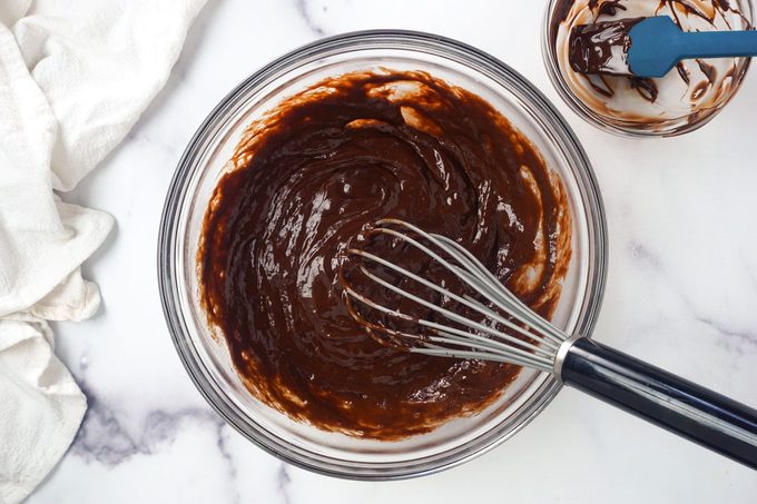Fudgy Red Velvet Brownies mit Frischkäse-Zuckerguss:Einfaches Rezept 