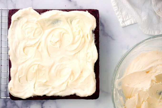Fudgy Red Velvet Brownies mit Frischkäse-Zuckerguss:Einfaches Rezept 