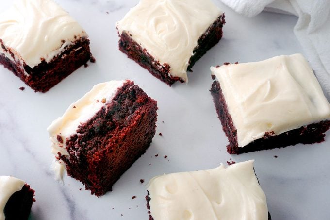 Fudgy Red Velvet Brownies mit Frischkäse-Zuckerguss:Einfaches Rezept 