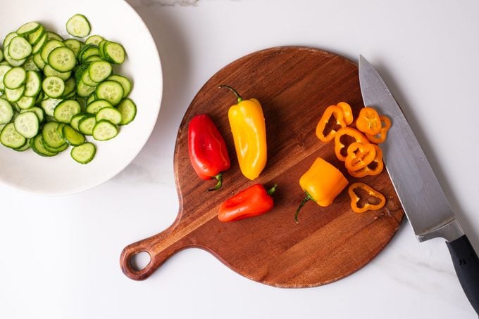 Ricetta virale per insalata di cetrioli e peperoni | Contorno estivo semplice 