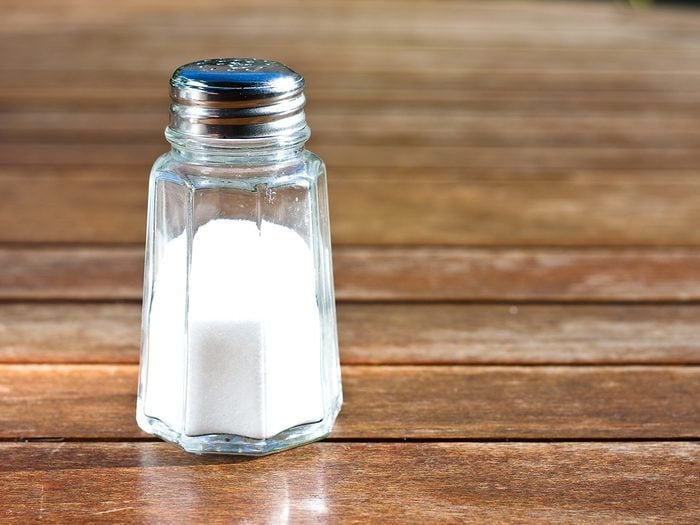The Surprising Reason Restauranter tilføjer ris til salt shakers 