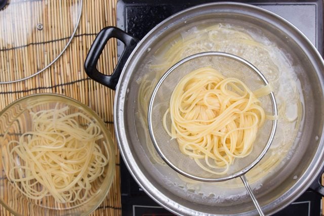Água para macarrão:você deve adicionar óleo? Conselhos de especialistas e por que não são recomendados