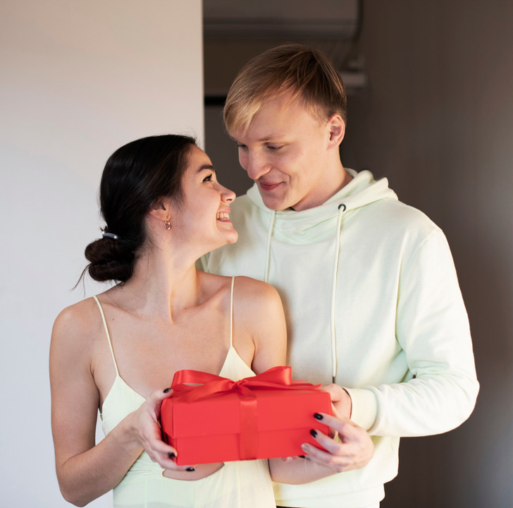 Histórias de amor inspiradoras da vida real:17 casais que desafiam os tropos Rom-Com 