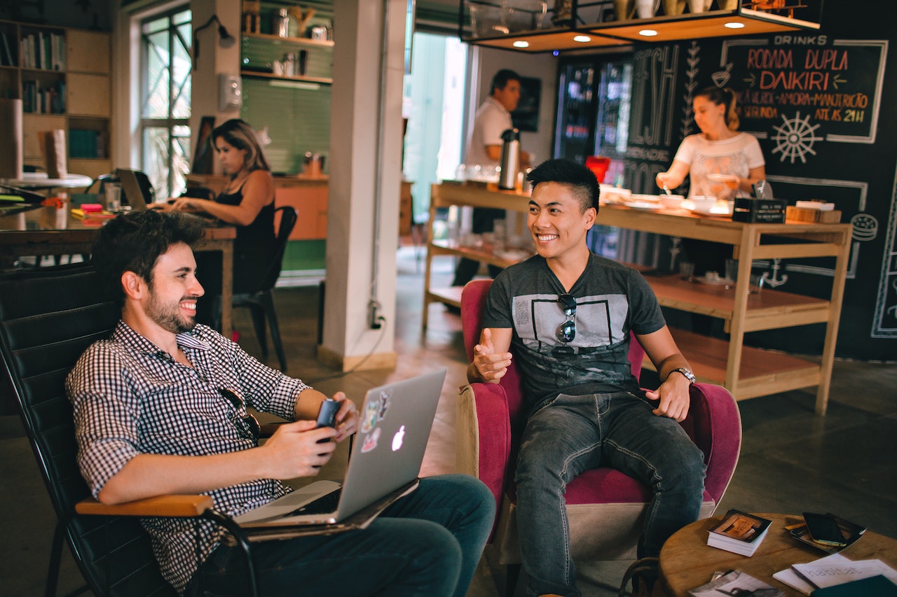 Suscitez des conversations significatives : 150 questions engageantes pour les amis 