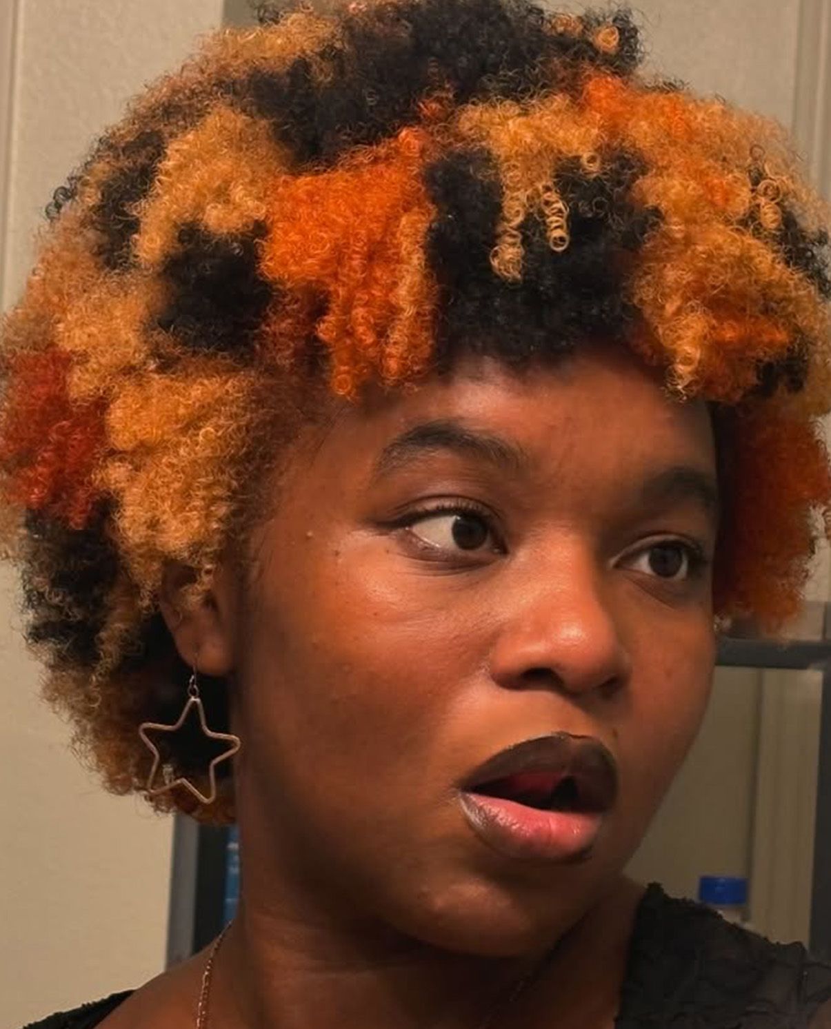Calico Hair :la tendance des couleurs audacieuses qui envahit l’été 2024 