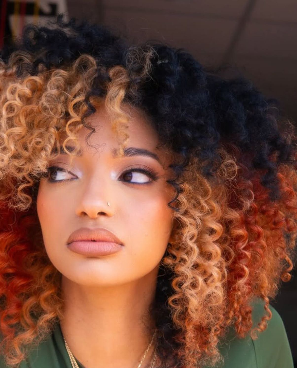 Calico Hair :la tendance des couleurs audacieuses qui envahit l’été 2024 