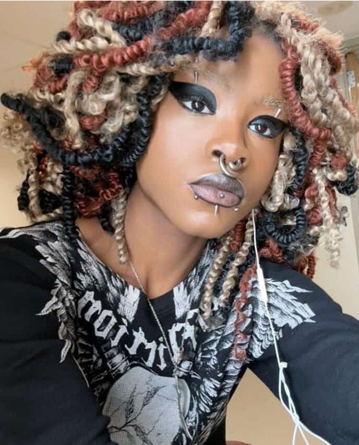 Calico Hair :la tendance des couleurs audacieuses qui envahit l’été 2024 