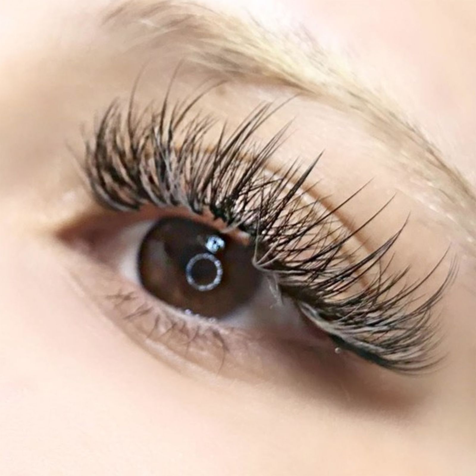 Débloquez des cils plus longs :le secret du maquilleur révélé