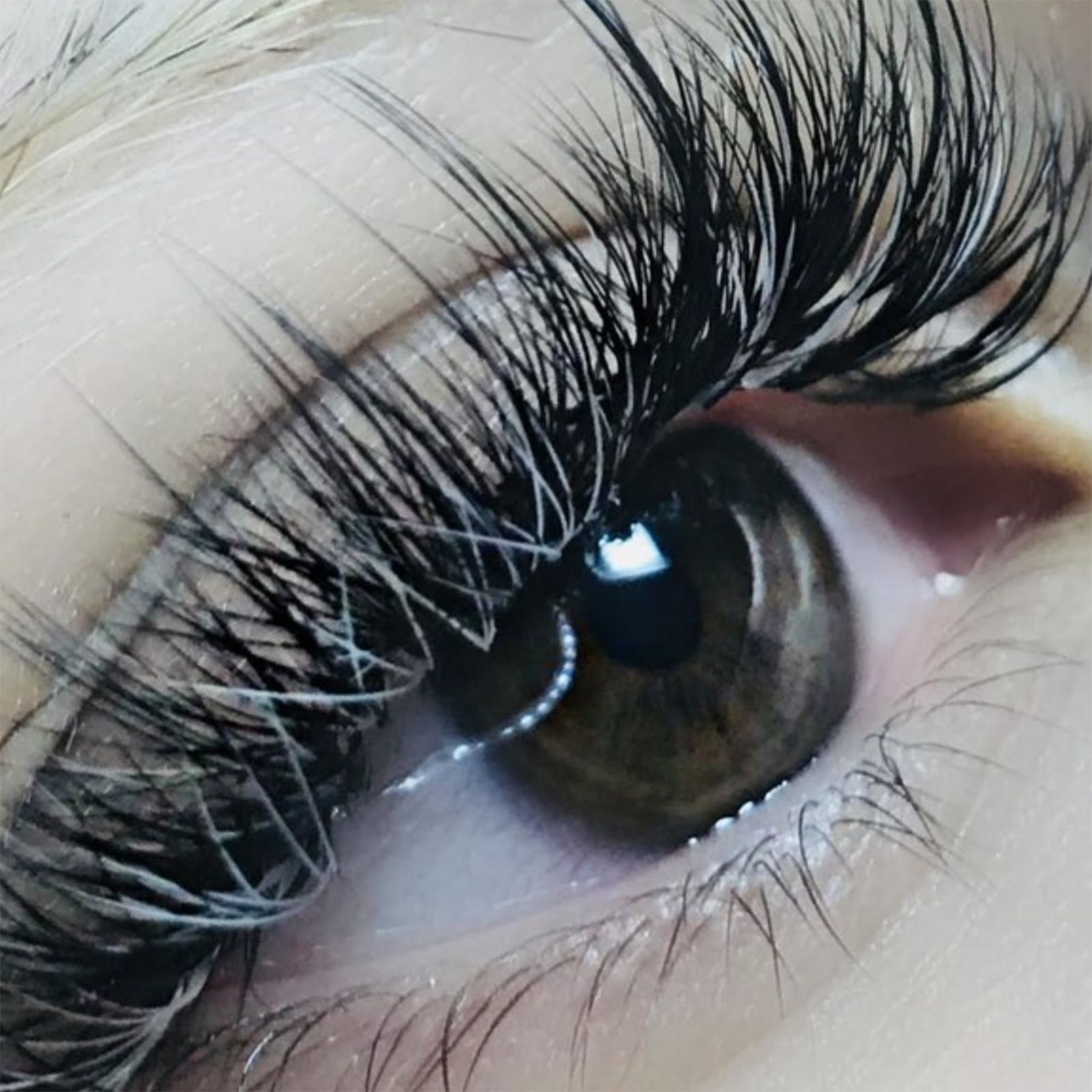 Débloquez des cils plus longs :le secret du maquilleur révélé