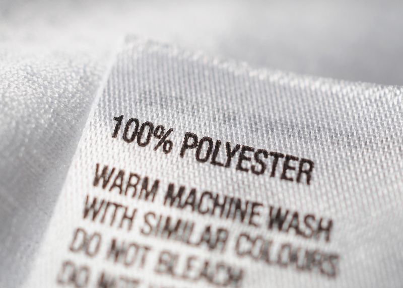 Produtos químicos ocultos em roupas:um guia para tecidos com baixa toxicidade 