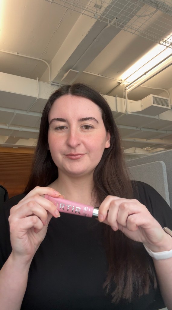 BTS V stöder det fylliga solskyddsläppbalsamet som får oss att applicera igen 