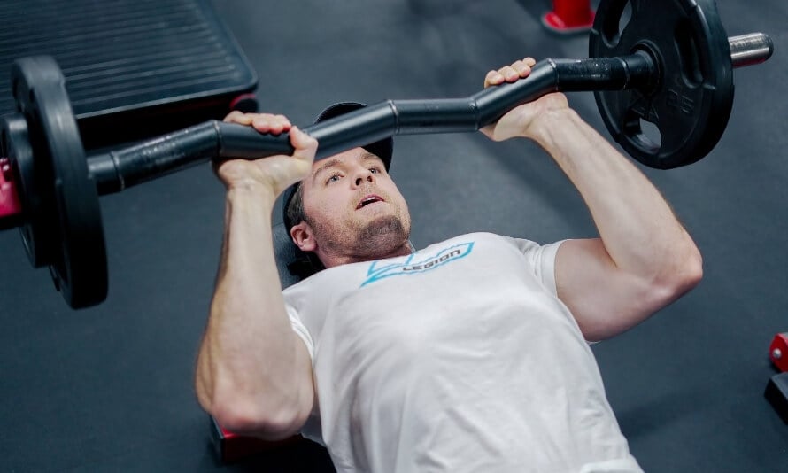 Maximera storlek och styrka:Det ultimata träningspasset för rygg och triceps 