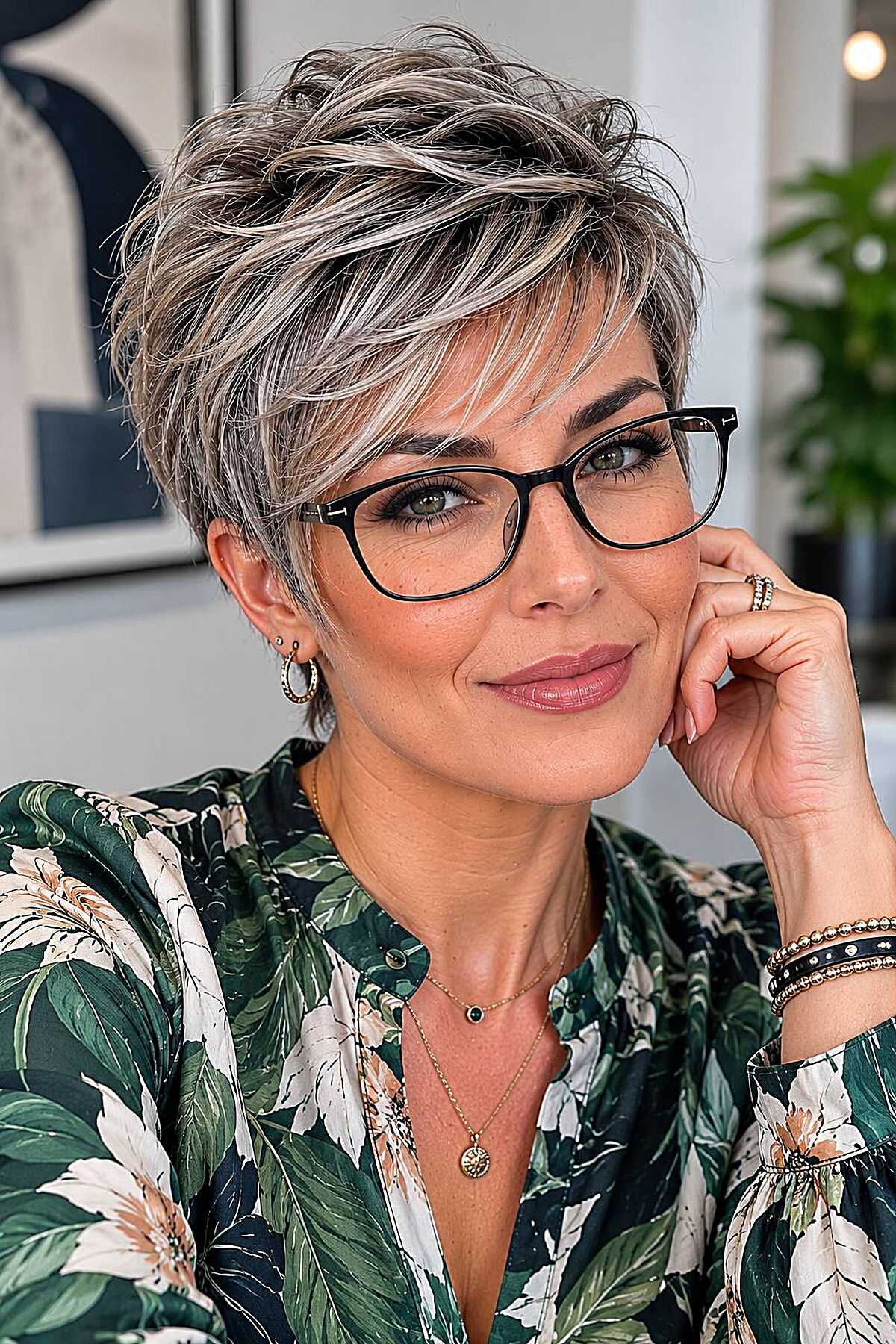 25 Chic Pixie Cuts som lyfter glasögonen—tidlösa stilar för alla åldrar 