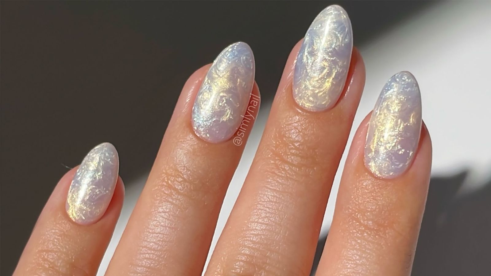 Lyft din manikyr med metalliska nageldesigner 